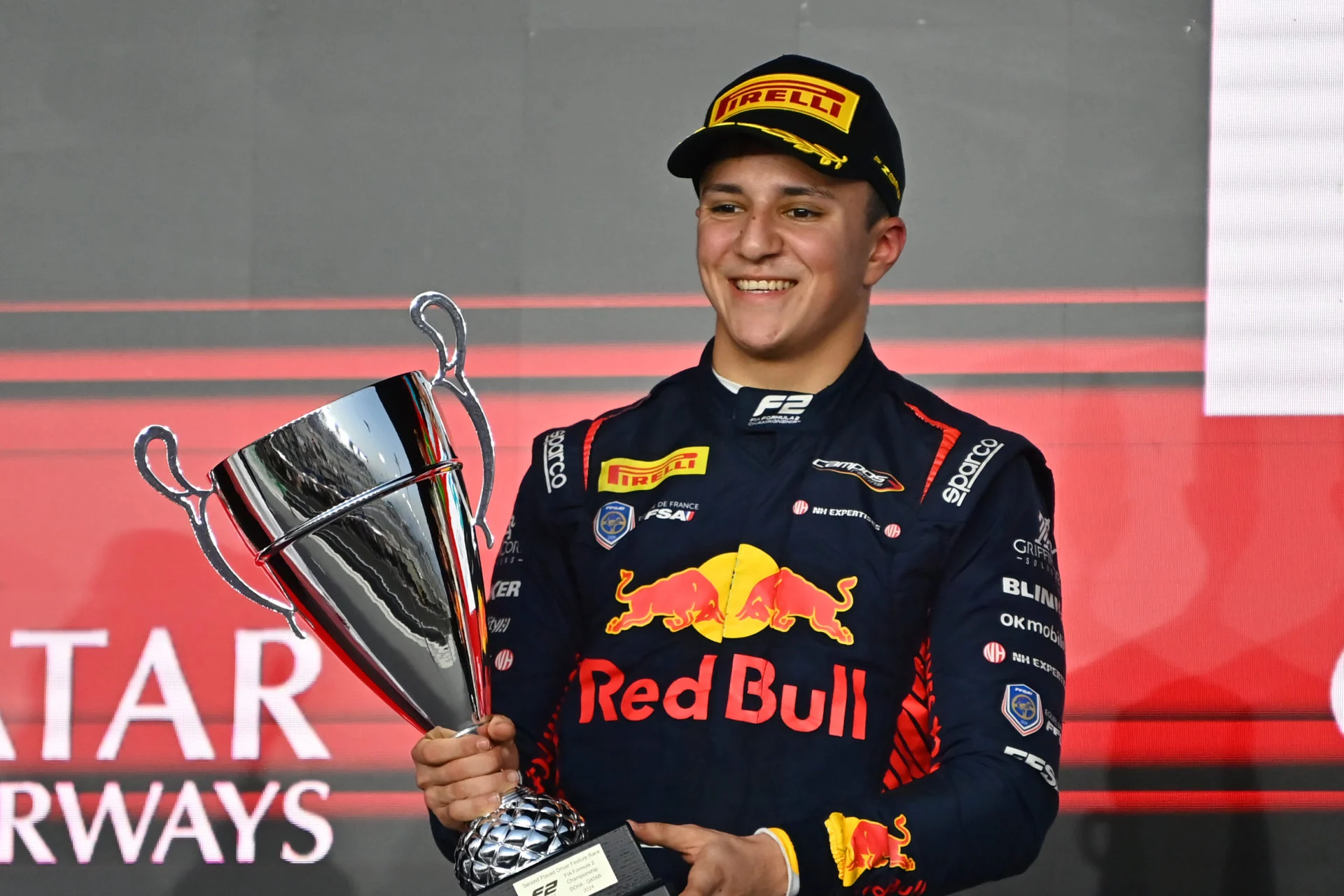 Isack Hadjar Buka Suara Soal Kontrak F1: “Serahkan ke Ibu!”